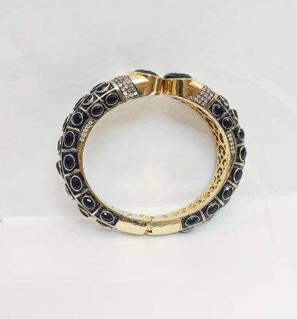 Black Stone Round Shape Golden Black Polish Single Kundan Kada Jewellery Set